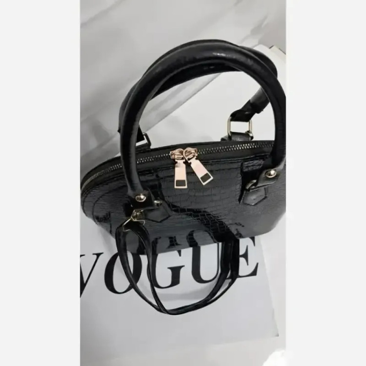 کیف چرم ورنی مدل سوگند سایز 25 در 25 با بند دوشی