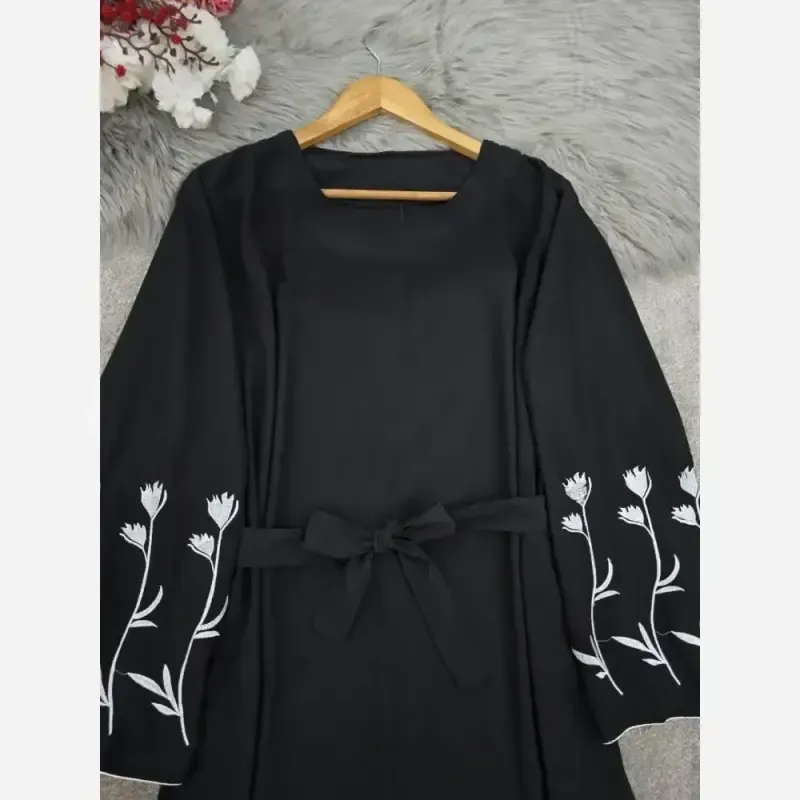 پیراهن عبایی گلدوزی شده طرح گل لاله جنس الیزه مشکی فری سایز