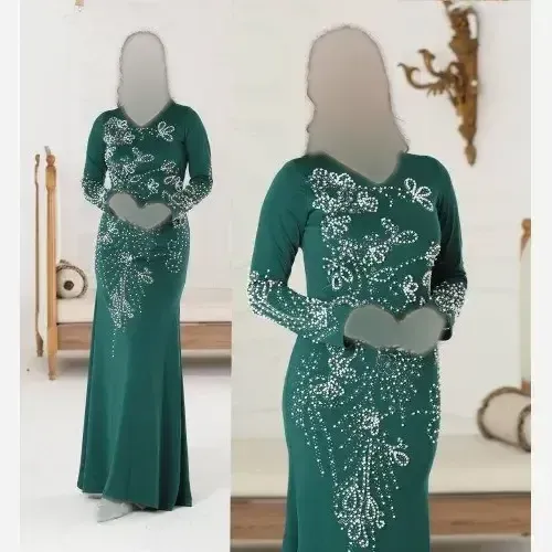 ماکسی مجلسی مدل خاطره جنس قواصی گرم بالا با مروارید پرچ شده سایزبندی 38 تا 52 رنگبندی سرمهای مشکی سبز