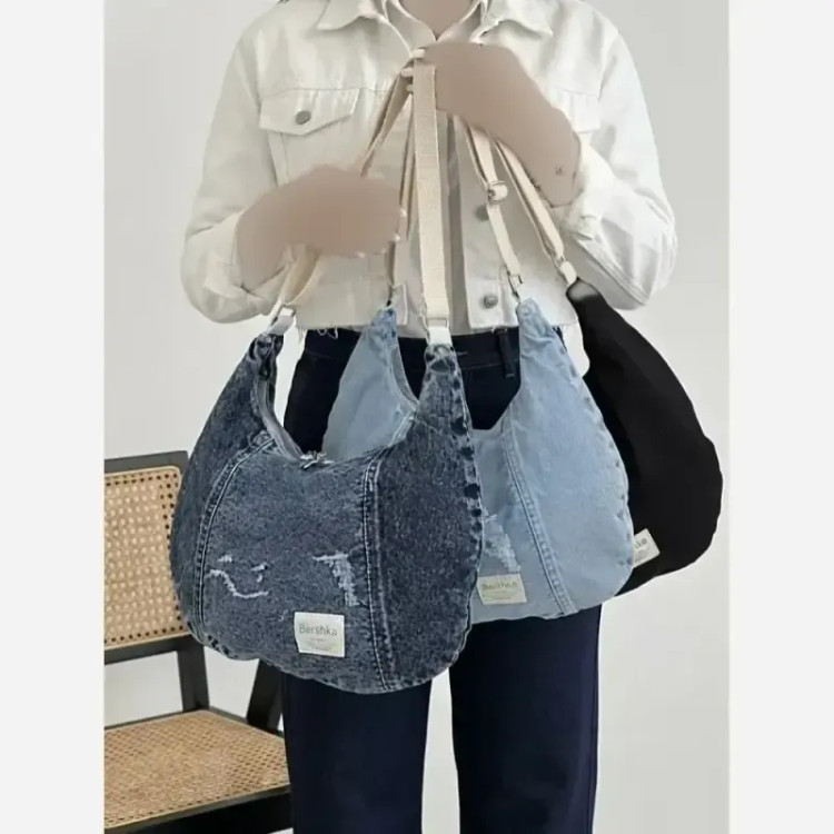 کیف جین زنانه با دوخت تمیز و طراحی مدرن ابعاد 40x28 سانت رنگ ثابت جنس لی خارجی و یراق درجه یک رنگ بندی آبی تیره روشن مشکی سایز فری