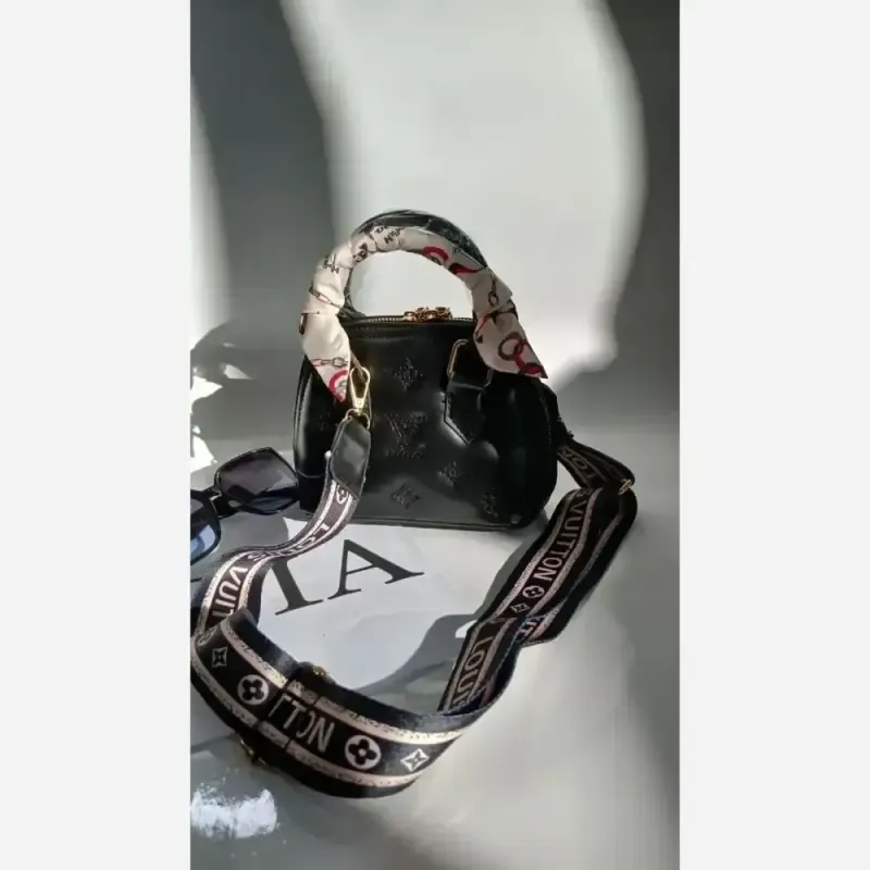 کیف زنانه مدل goli چرم خارجی رنگ مشکی سایز 15 در 13 با بند دوشی بلند