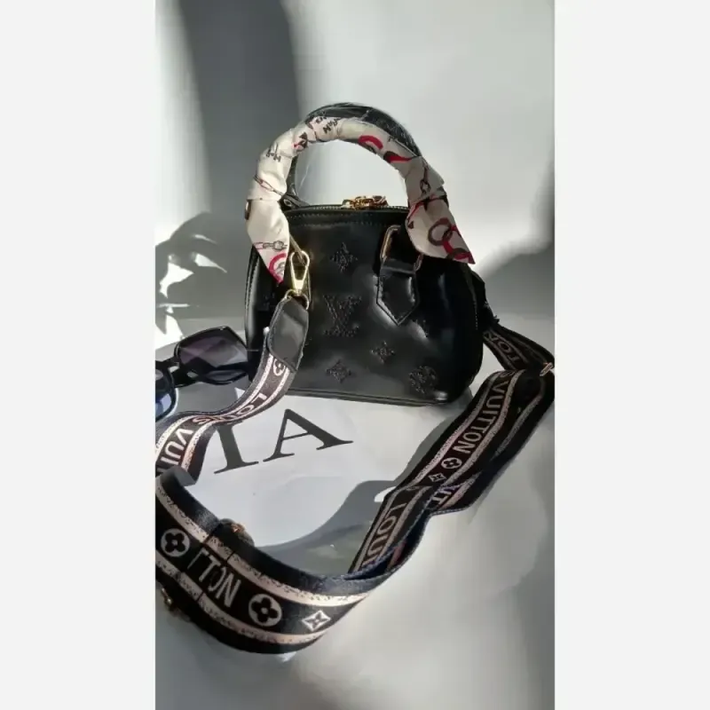 کیف زنانه مدل goli چرم خارجی رنگ مشکی سایز 15 در 13 با بند دوشی بلند