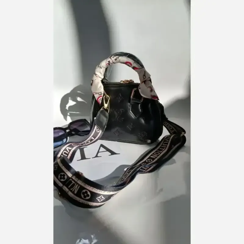 کیف دوشی زنانه چرم مشکی مدل zemo سایز 22 در 15 سانتیمتر