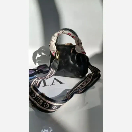 کیف دوشی زنانه چرم مشکی مدل zemo سایز 22 در 15 سانتیمتر