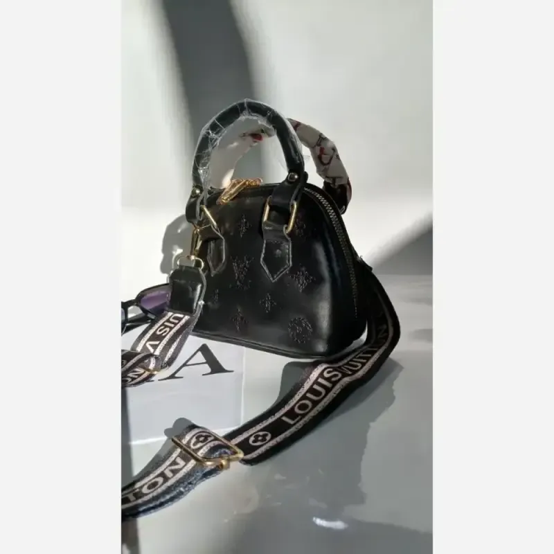 کیف دوشی زنانه چرم مشکی مدل zemo سایز 22 در 15 سانتیمتر