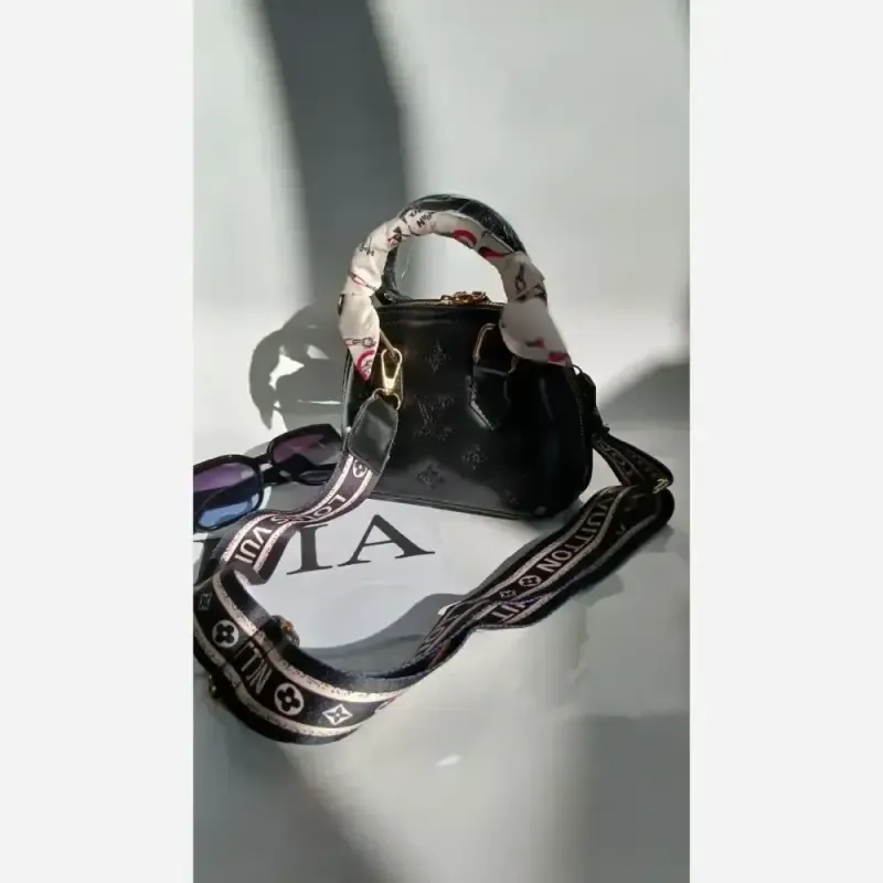 کیف دوشی زنانه چرم مشکی مدل zemo سایز 22 در 15 سانتیمتر